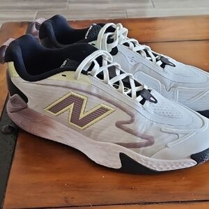 WIDE (2E) New Balance PICKLEBALL shoes.  LIKE NEW!!